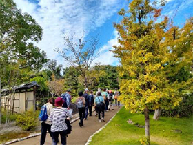 秋の歩こう会 ～秋の大川沿いに庭園と商店街を楽しみましょう～